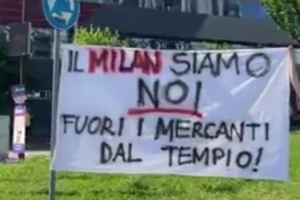 AC米兰球迷拉横幅抗议：米兰是属于我们的，外来的商人离开！